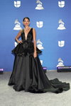 Natalia Jiménez. Preisverleihung — Latin Grammy Awards 2020 (Looks: schwarzes Abendkleid mit Ausschnitt)