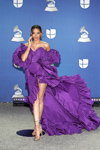 Leslie Grace. Preisverleihung — Latin Grammy Awards 2020 (Looks: violettes Abendkleid)