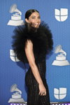 Debi Nova. Ceremonia de premiación — Premios Grammy Latinos 2020 (looks: vestido de noche negro)
