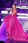 Natalia Jiménez. Ceremonia de premiación — Premios Grammy Latinos 2020 (looks: vestido de noche fucsia)