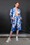 Pokaz Ceren Ocak — Mercedes-Benz Fashion Week Istanbul SS2021 (ubrania i obraz: garnitur damski (żakiet, szorty) niebiesko-biały, buty sportowe białe, strój kąpielowy biały, rude włosy)