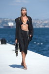 Pokaz Ceren Ocak — Mercedes-Benz Fashion Week Istanbul SS2021 (ubrania i obraz: strój kąpielowy czarny, garnitur damski (żakiet, szorty) czarny, sandały czarne)