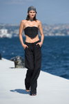 Pokaz Ceren Ocak — Mercedes-Benz Fashion Week Istanbul SS2021 (ubrania i obraz: spodnie czarne, krótki top czarny)