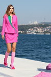Показ Kith & Kin — Mercedes-Benz Fashion Week Istanbul SS2021 (наряды и образы: женский костюм (жакет, юбка) цвета фуксии, гольфы цвета фуксии, туфли цвета фуксии, зеленое платье мини, белые фантазийные колготки)