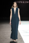 Adriana Bexa. Modenschau von Devota & Lomba — MBFW Madrid FW20/21 (Looks: aquamarines Kleid mit Ausschnitt)