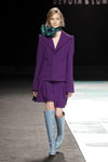 Alina Jegorowa. Pokaz Devota & Lomba — MBFW Madrid FW20/21 (ubrania i obraz: garnitur damski (żakiet, spódnica) purpurowy, kozaki błękitne)