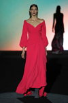 Pokaz Hannibal Laguna — MBFW Madrid FW20/21 (ubrania i obraz: suknia wieczorowa z dekoltem czerwona)