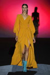 Daniela Aciu. Pokaz Hannibal Laguna — MBFW Madrid FW20/21 (ubrania i obraz: suknia wieczorowa z rozcięciem żółta, botki turkusowe)