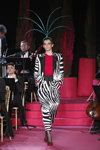 Показ PERTEGAZ — MBFW Madrid FW20/21 (наряды и образы: чёрно-белый брючный костюм с узором "зебра", красный джемпер, красные туфли)