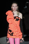 Maryna Połkanowa. Pokaz Roberto Diz — MBFW Madrid FW20/21 (ubrania i obraz: suknia koktajlowa koralowa, rajstopy w kolorze fuksji)