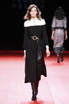 Adriana Bexa. Modenschau von Teresa Helbig — MBFW Madrid FW20/21 (Looks: schwarz-weißes Midi Kleid, schwarze Stiefel)