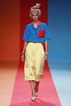 Показ Ágatha Ruiz de la Prada — MBFW Madrid FW20/21 (наряди й образи: блакитна блуза, жовта спідниця)
