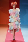 Modenschau von Ágatha Ruiz de la Prada — MBFW Madrid FW20/21 (Looks: buntes Cocktailkleid)