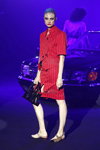 Modenschau von BRAIN&BEAST — MBFW Madrid SS2021 (Looks: roter gestreifter Damen Anzug (Blazer, Rock), schwarze Handtasche)