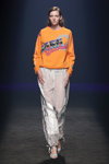Pokaz Custo Barcelona — MBFW Madrid SS2021 (ubrania i obraz: pulower z napisem pomarańczowy, spodnie białe przejrzyste, sandały błękitne; osoba: Eva Klímková)