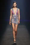 Daniela Aciu. Pokaz Custo Barcelona — MBFW Madrid SS2021 (ubrania i obraz: suknia koktajlowa mini z dekoltem wielokolorowa)