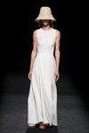 Pokaz Devota & Lomba — MBFW Madrid SS2021 (ubrania i obraz: sukienka biała)