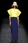 Pokaz Devota & Lomba — MBFW Madrid SS2021 (ubrania i obraz: top żółty, spódnica niebieska)