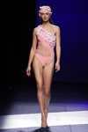 Daniela Aciu. Pokaz Dolores Cortés — MBFW Madrid SS2021 (ubrania i obraz: strój kąpielowy różowy)