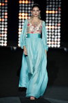 Pokaz Hannibal Laguna — MBFW Madrid SS2021 (ubrania i obraz: suknia wieczorowa turkusowa)