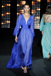 Modenschau von Hannibal Laguna — MBFW Madrid SS2021 (Looks: blaues Abendkleid mit Ausschnitt, blaue Sandaletten)