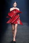 Pokaz Isabel Sanchis — MBFW Madrid SS2021 (ubrania i obraz: suknia koktajlowa mini czerwona, sandały czerwone)
