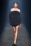 Показ Isabel Sanchis — MBFW Madrid SS2021 (наряди й образи: чорна коктейльна сукня міні, чорні босоніжки)