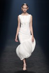 Pokaz Isabel Sanchis — MBFW Madrid SS2021 (ubrania i obraz: suknia koktajlowa biała, sandały białe)
