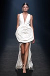 Pokaz Isabel Sanchis — MBFW Madrid SS2021 (ubrania i obraz: suknia wieczorowa z dekoltem biała, sandały białe)