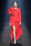 Pokaz Isabel Sanchis — MBFW Madrid SS2021 (ubrania i obraz: żakiet czerwony, sandały czerwone)