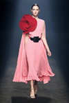Pokaz Isabel Sanchis — MBFW Madrid SS2021 (ubrania i obraz: sukienka plisowan różowa)
