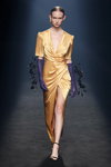Pokaz Isabel Sanchis — MBFW Madrid SS2021 (ubrania i obraz: suknia wieczorowa z rozcięciem z dekoltem żółta, sandały czarne, długie skórzane rękawiczki fioletowe)