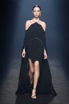 Показ Isabel Sanchis — MBFW Madrid SS2021 (наряды и образы: чёрное вечернее платье, чёрные босоножки)