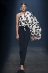 Даниэла Ацю. Показ Isabel Sanchis — MBFW Madrid SS2021 (наряды и образы: белая блуза в горошек, чёрные брюки, чёрные босоножки)