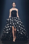 Pokaz Isabel Sanchis — MBFW Madrid SS2021 (ubrania i obraz: suknia wieczorowa w groszki czarno-biała, sandały czarne)