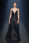 Pokaz Isabel Sanchis — MBFW Madrid SS2021 (ubrania i obraz: suknia wieczorowa z dekoltem czarna)