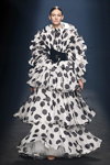 Pokaz Isabel Sanchis — MBFW Madrid SS2021 (ubrania i obraz: suknia wieczorowa w groszki czarno-biała)