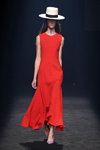 Pokaz PERTEGAZ — MBFW Madrid SS2021 (ubrania i obraz: suknia wieczorowa czerwona, kapelusz biały)