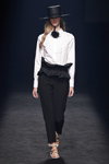 Pokaz PERTEGAZ — MBFW Madrid SS2021 (ubrania i obraz: bluzka biała, spodnie czarne, sandały białe, kapelusz czarny)