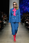 Desfile de Product of imitation — MBFW Russia SS2020 (looks: traje con falda de cuadros azul, pantis rojos, sandalias de tacón doradas)