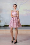 Показ Irina Strong — Odessa Fashion Week 2020 (наряды и образы: розовое коктейльное платье, телесные прозрачные колготки, чёрные босоножки)