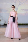 Показ Irina Strong — Odessa Fashion Week 2020 (наряди й образи: рожева вечірня сукня, чорний пояс)