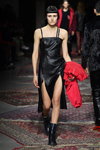 Pokaz Les Benjamins — Paris Fashion Week (Men) FW 20/21 (ubrania i obraz: suknia koktajlowa z rozcięciem czarna skórzana, botki czarne, skórzana sukienka na ramiączkach z rozcięciem czarna)
