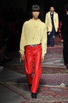 Pokaz Les Benjamins — Paris Fashion Week (Men) FW 20/21 (ubrania i obraz: bluza z kapturem żółta, spodnie czerwone)