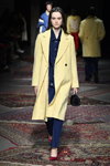 Pokaz Les Benjamins — Paris Fashion Week (Men) FW 20/21 (ubrania i obraz: palto żółte, torebka czarna)