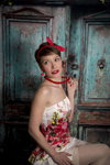 Polina. Pin-up-Strumpfwaren-Fotoshooting (Looks: hautfarbene Halterlose Strümpfe mit Spitzenabschluss, , , weißes Kleid mit Blumendruck)