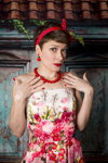 Polina. Pin-up-Strumpfwaren-Fotoshooting (Looks: , , weißes Kleid mit Blumendruck)