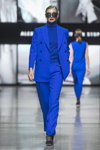 Desfile de ALEXANDER PAVLOV — Riga Fashion Week SS2021 (looks: , traje de pantalón azul, zapatos de tacón negros, gafas de sol)