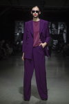 Показ ALEXANDER PAVLOV — Riga Fashion Week SS2021 (наряды и образы: пурпурный брючный костюм, брусничный топ)