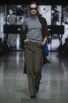 Pokaz ALEXANDER PAVLOV — Riga Fashion Week SS2021 (ubrania i obraz: golf szara, spodnie w kolorze khaki, okulary przeciwsłoneczne)